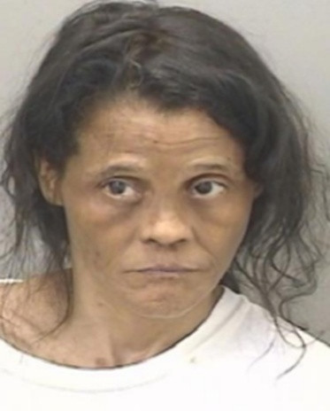 Acusan a mujer de golpear a su madre de 80 años en San Juan